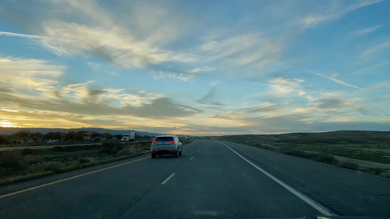 70州际公路交通汽车司机POV旅行和旅游在美国西部科罗拉多州西部美丽的日落和云景交通基础设施时间推移视频系列视频素材