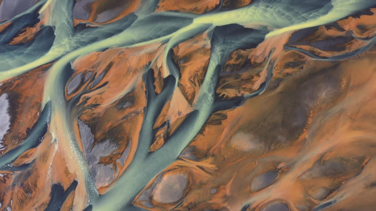 无人机视频向下看，并向前移动，河流流过冰岛的火山景观视频素材