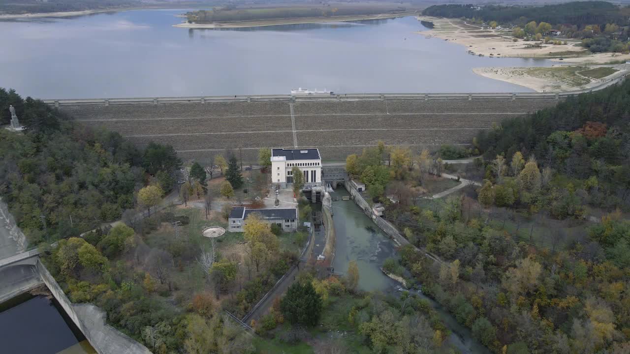 水电大坝，鸟瞰图。以生态为导向。视频素材