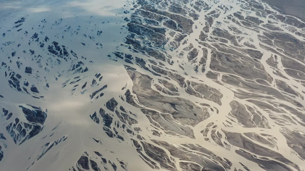 航拍视频显示潮汐河流流向冰岛的一个泻湖视频素材