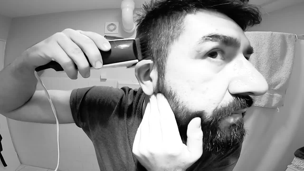 一个男人在浴室里刮胡子视频素材