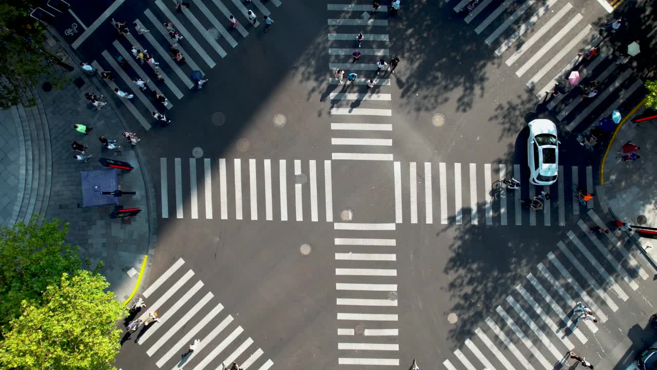 T/L无人机城市交叉口视角视频素材