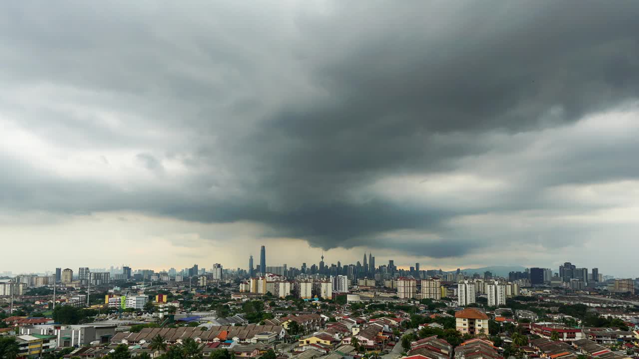 4K在吉隆坡市中心移动的季风云时移视频下载