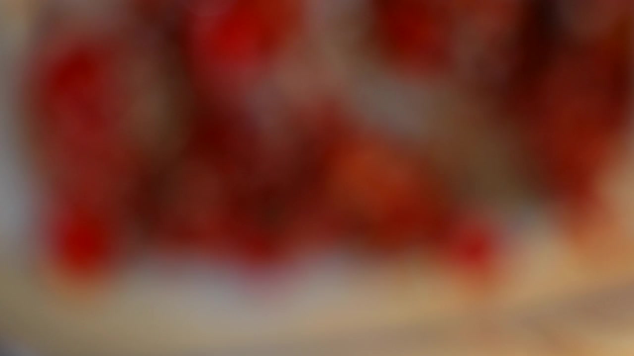 蕃茄放在欧鲽鱼片上视频素材
