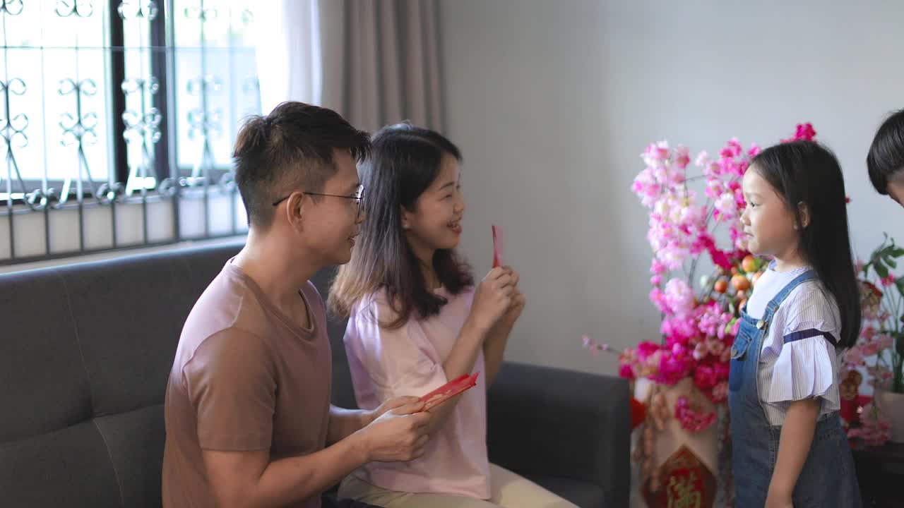 真正的中国父母在中国新年给孩子发红包视频下载