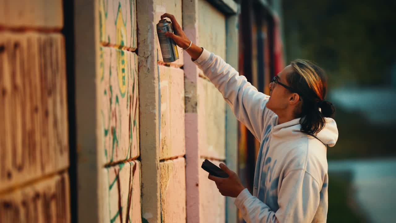 街头艺术家在墙上涂鸦。视频下载