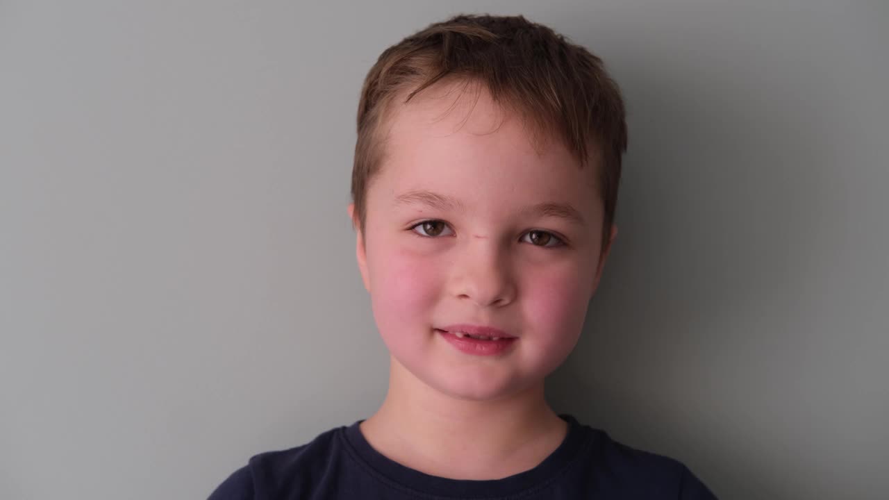 7岁无牙小男孩做鬼脸视频素材