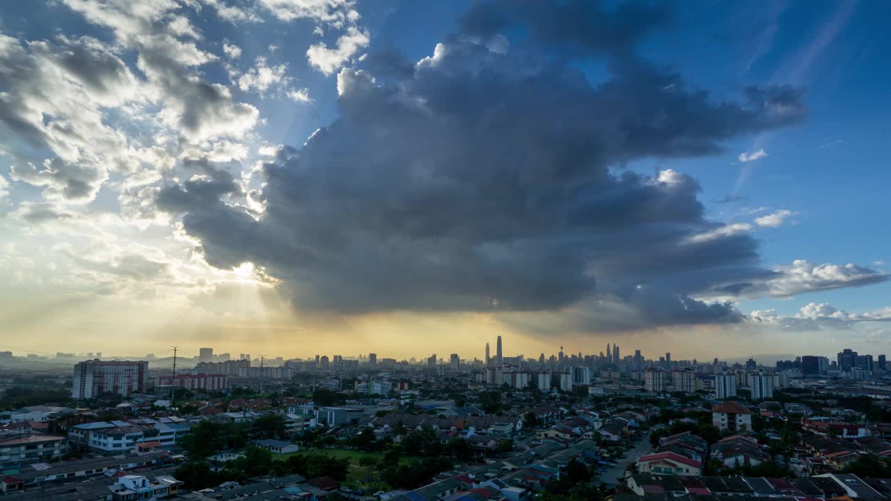 4K吉隆坡市中心移动的云层延时视频素材