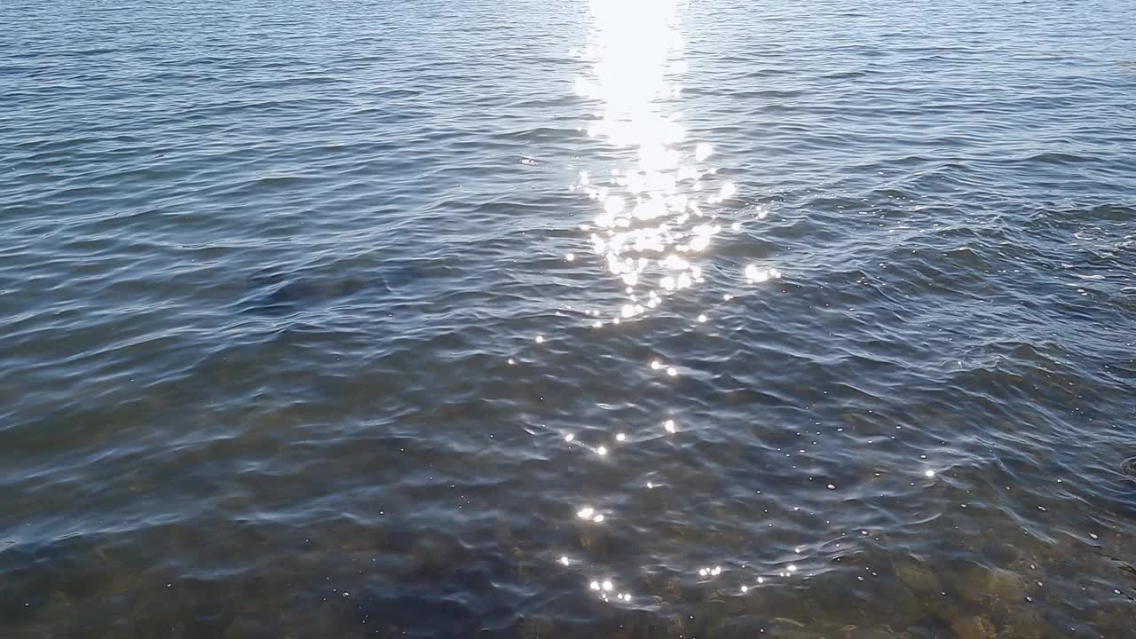 海面，水面上耀眼的阳光令人兴奋。视频素材