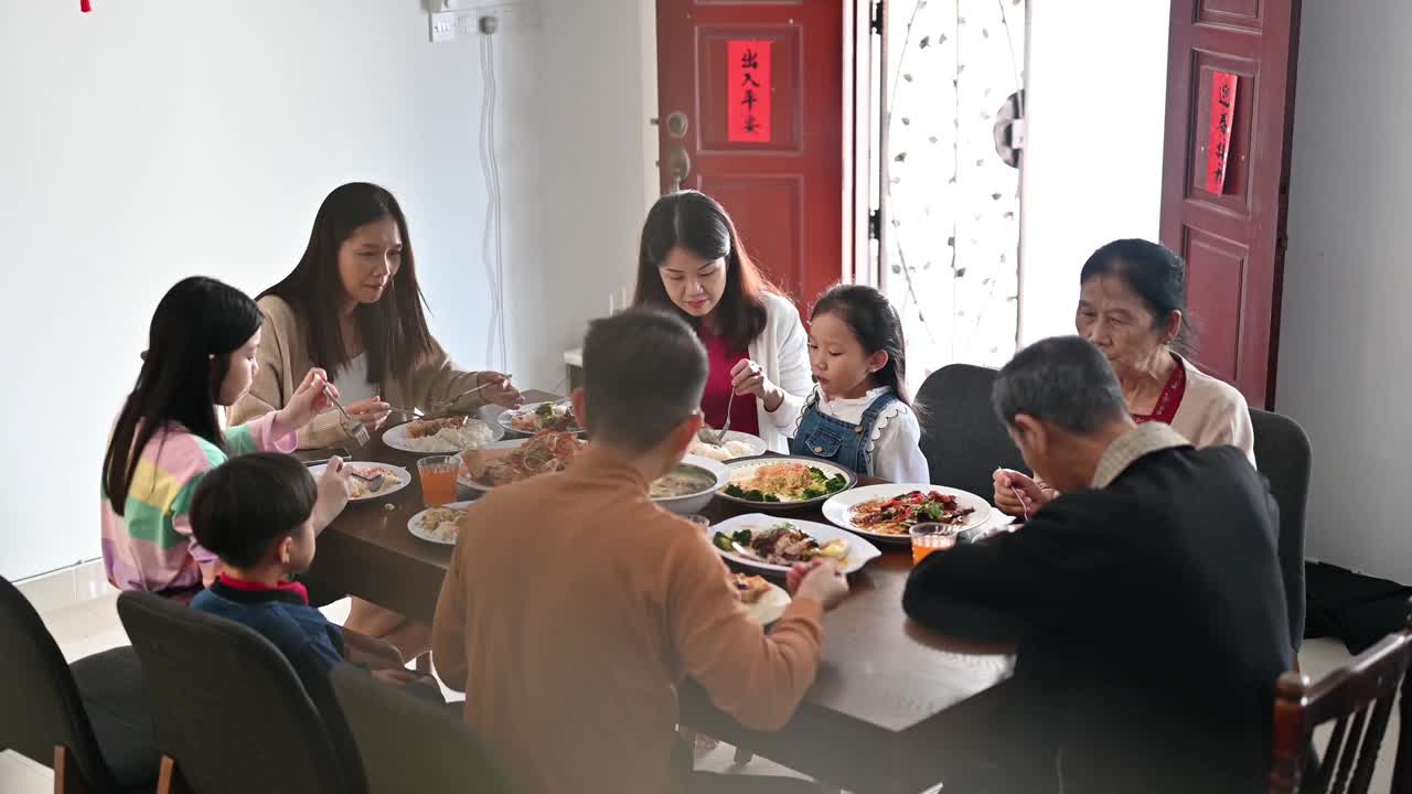 欢乐的亚洲三代家庭在春节期间在家里庆祝和享受团圆饭视频下载