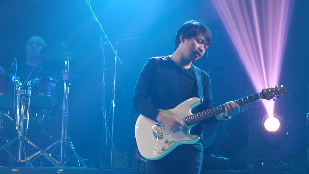 男吉他手在舞台上表演视频下载