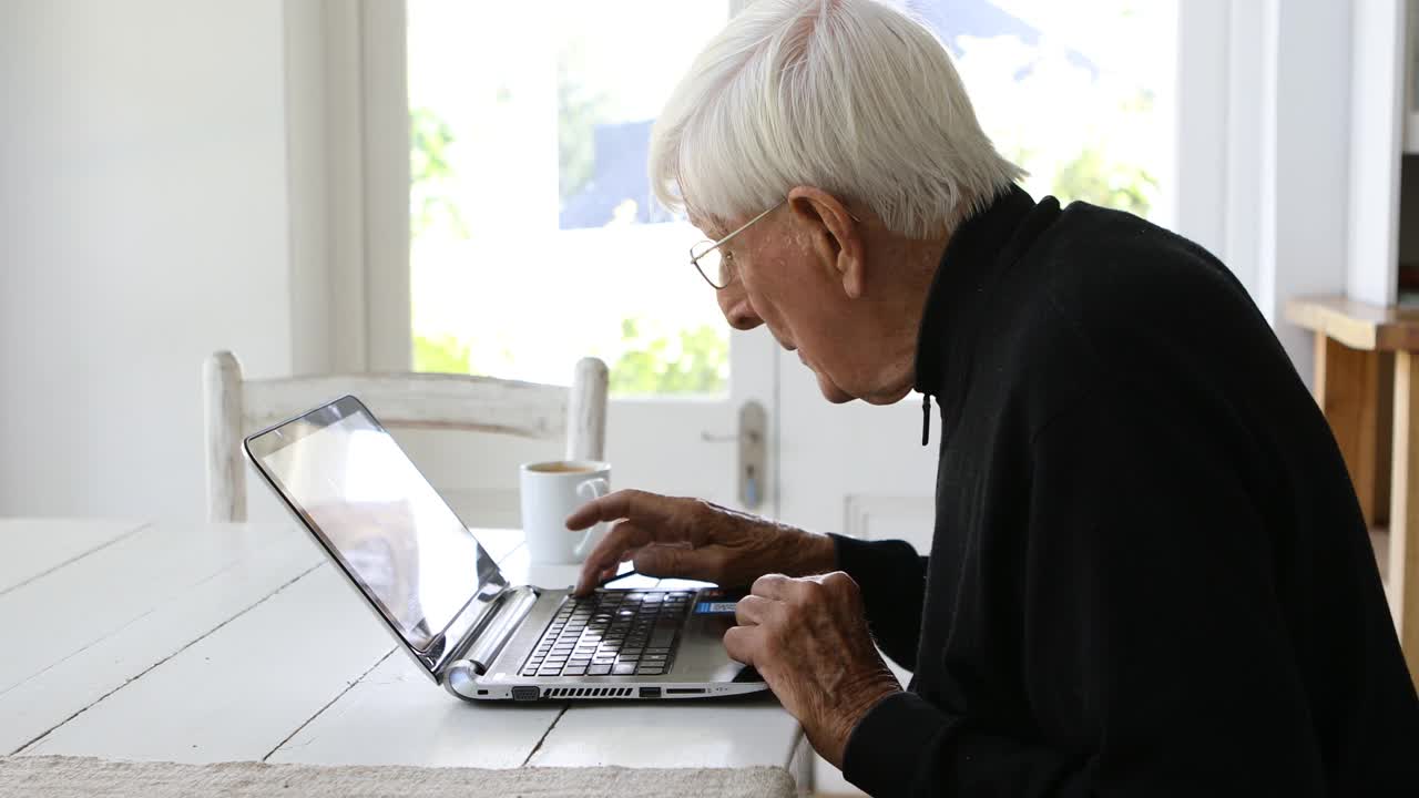 老男人在家用笔记本电脑打字视频素材
