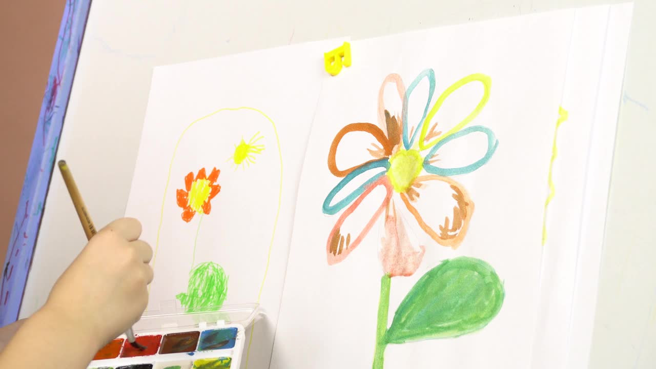 特写孩子们用水彩在画架上手绘的花。学前教育、绘画lesson.4k视频下载