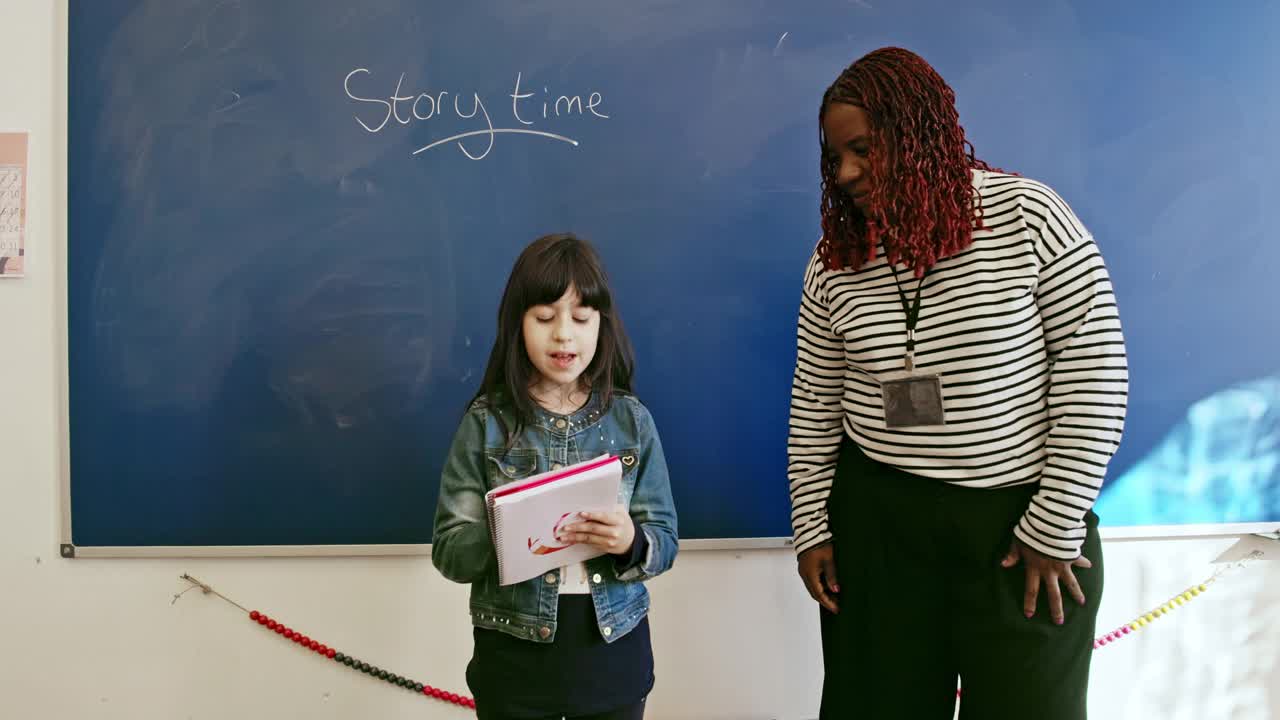 小女孩在教室前读故事视频下载