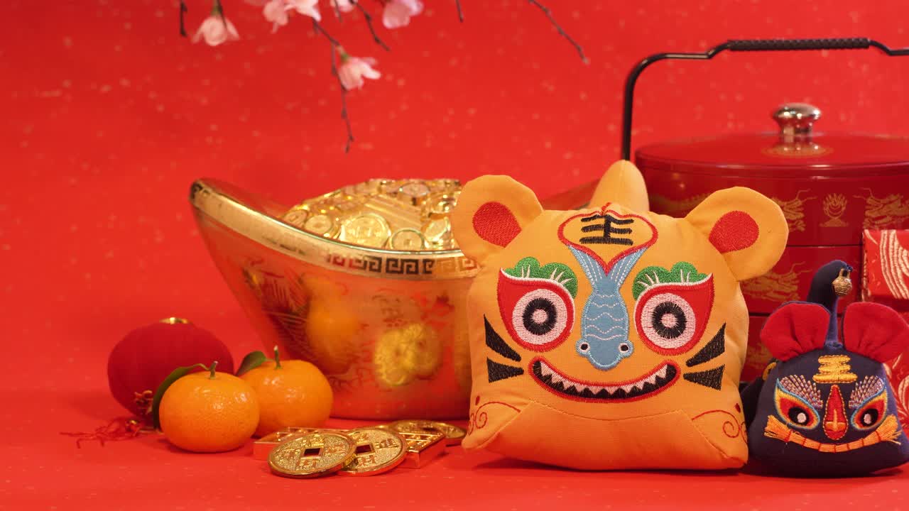 中国传统布娃娃老虎，2022年是虎年，视频素材