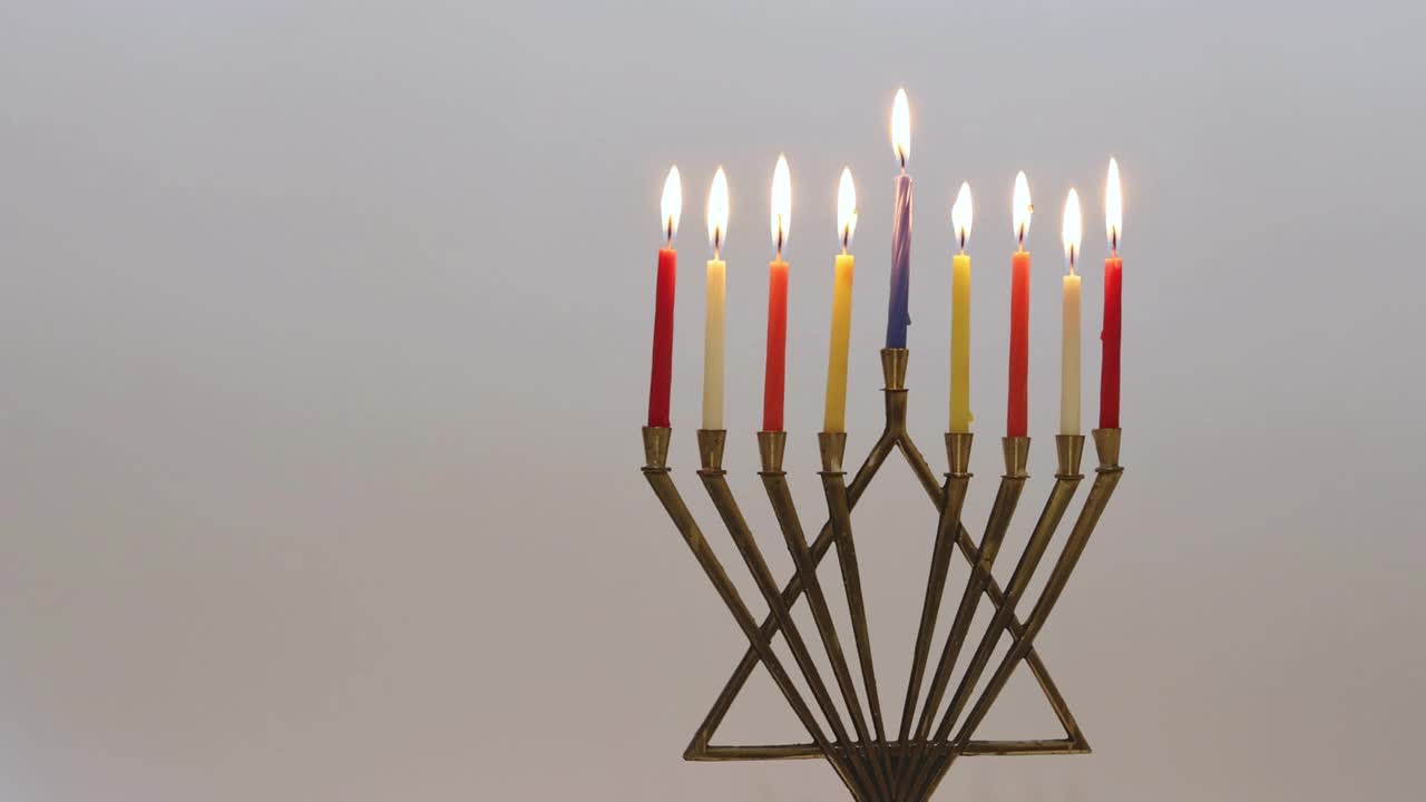 光明节是犹太教传统节日，一个燃烧的烛台视频素材