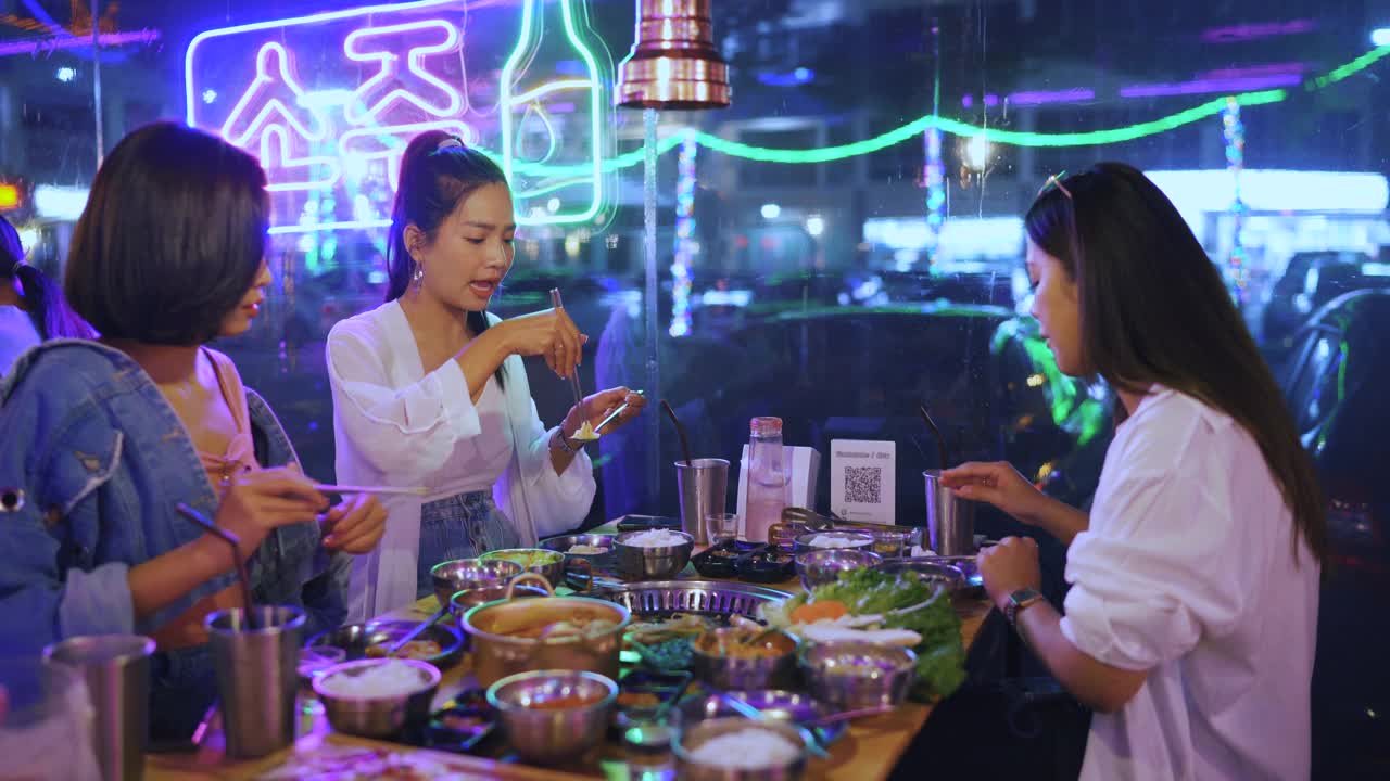 亚洲朋友在韩国餐厅聚会。视频下载