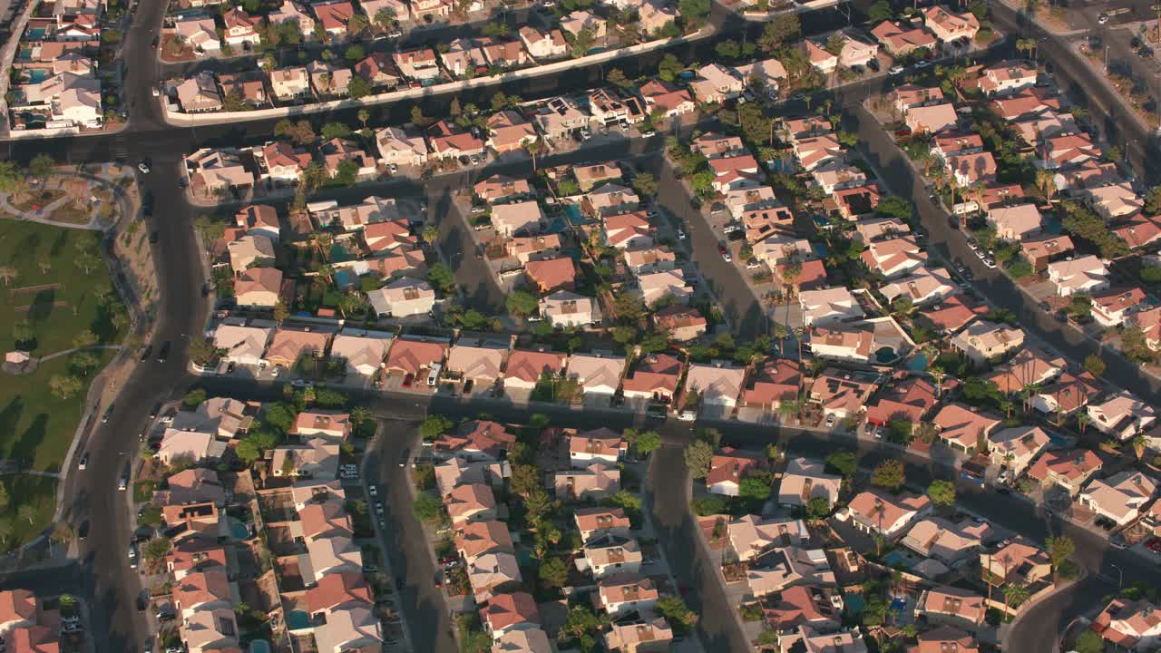 内华达州拉斯维加斯，约2021年:住宅开发鸟瞰图。用红色8K直升机上的Cineflex拍摄。视频素材