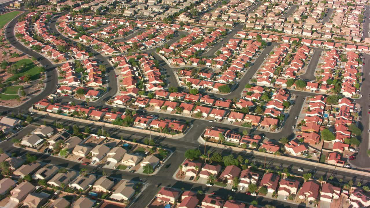 内华达州拉斯维加斯，约2021年:住宅开发鸟瞰图。用红色8K直升机上的Cineflex拍摄。视频下载