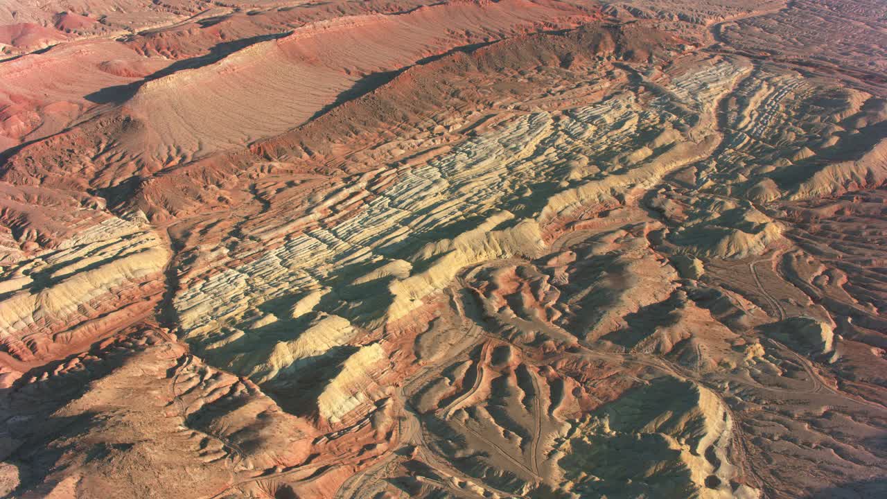 拉斯维加斯，内华达州，大约2021年:拉斯维加斯外围沙漠的鸟瞰图。用红色8K直升机上的Cineflex拍摄。视频下载