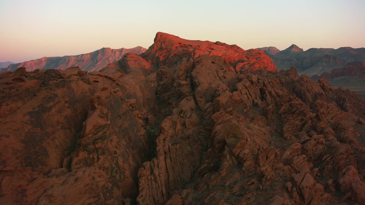 火谷，内华达州，约2021年:日落时的火谷州立公园，航拍。用红色8K直升机上的Cineflex拍摄。视频下载