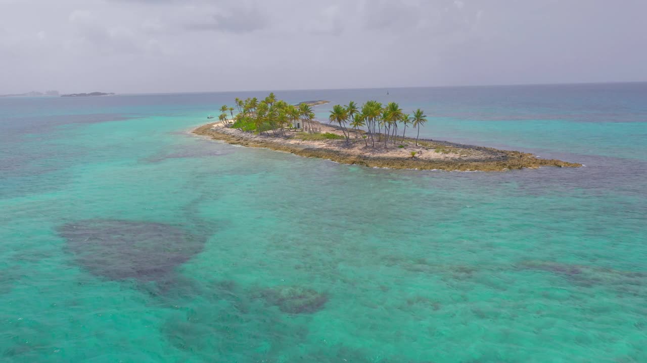 巴哈马，拿骚，2021年左右:空中拍摄的一个有着棕榈树和岩石海滩的热带小岛。视频下载