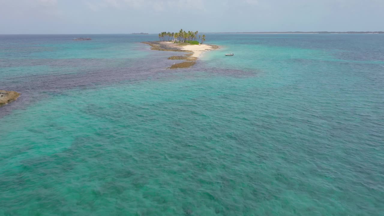 巴哈马拿骚——2021年前后:乘热带小岛和小船，家人在岛上。视频下载