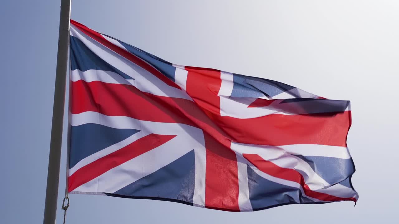 英国国旗在蓝天下缓缓飘扬视频素材
