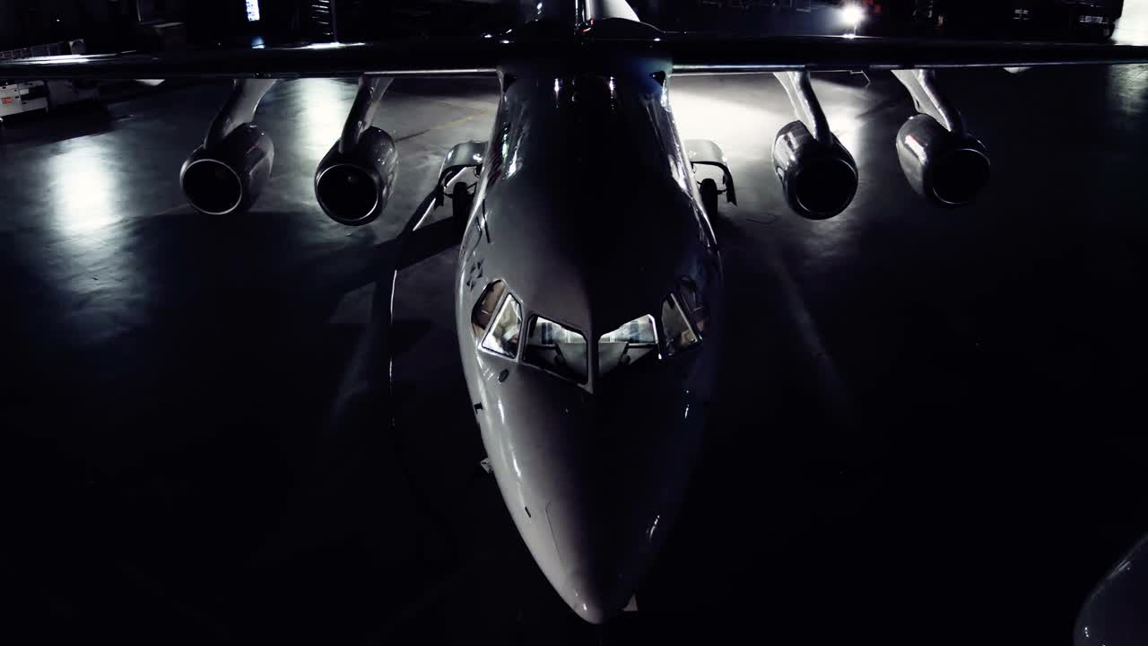 一架崭新的飞机站在飞机维修机库中的上下镜头视频下载
