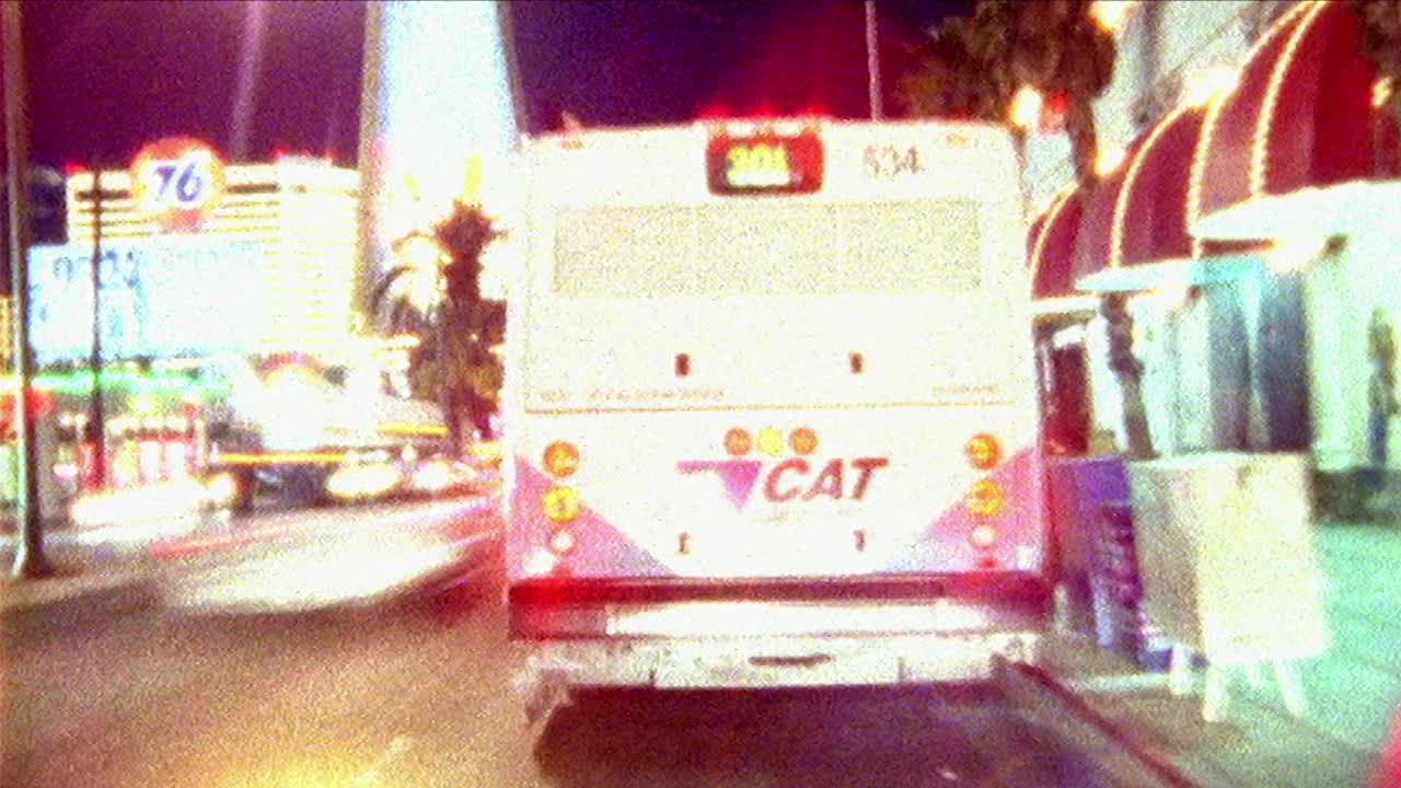 超级延时霓虹灯和拉斯维加斯夜晚的交通;1999视频素材