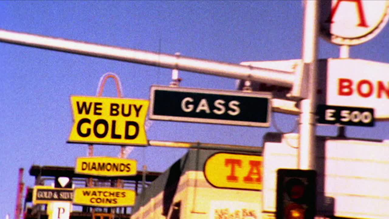经过拉斯维加斯大道商业标志的程式化轨道;1999视频素材