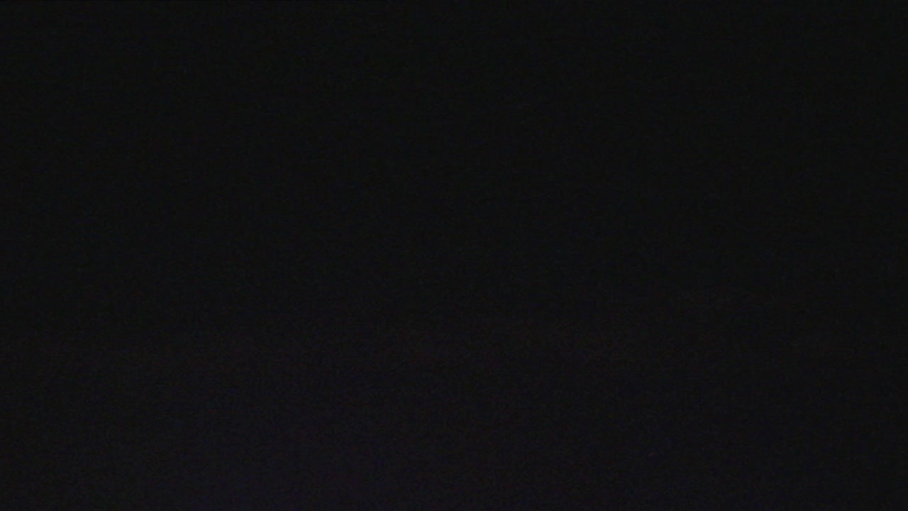 倾斜黑色的夜空，点燃拉斯维加斯的城市景观;1999视频素材
