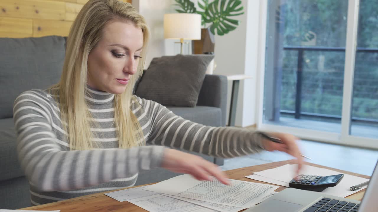 妇女工作在家里的所得税申报单。视频下载