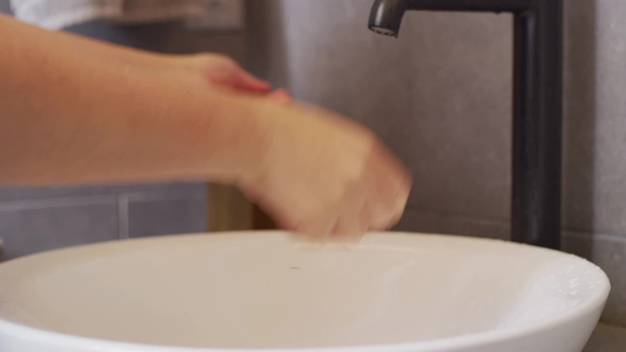 妇女在家用肥皂和水洗手视频下载