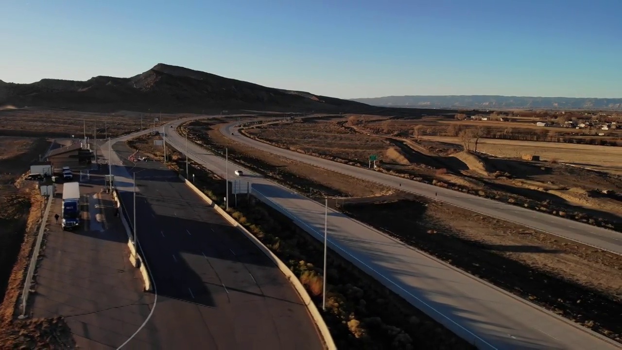 无人机拍摄的称重站和洲际公路上行驶的汽车视频素材