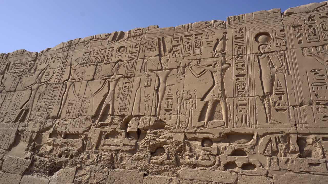 卡纳克神庙的大型象形墙上有神和法老视频素材