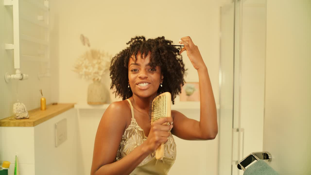 令人难以置信的感觉。非洲妇女享受早晨的浴室常规和在镜子前的乐趣视频下载