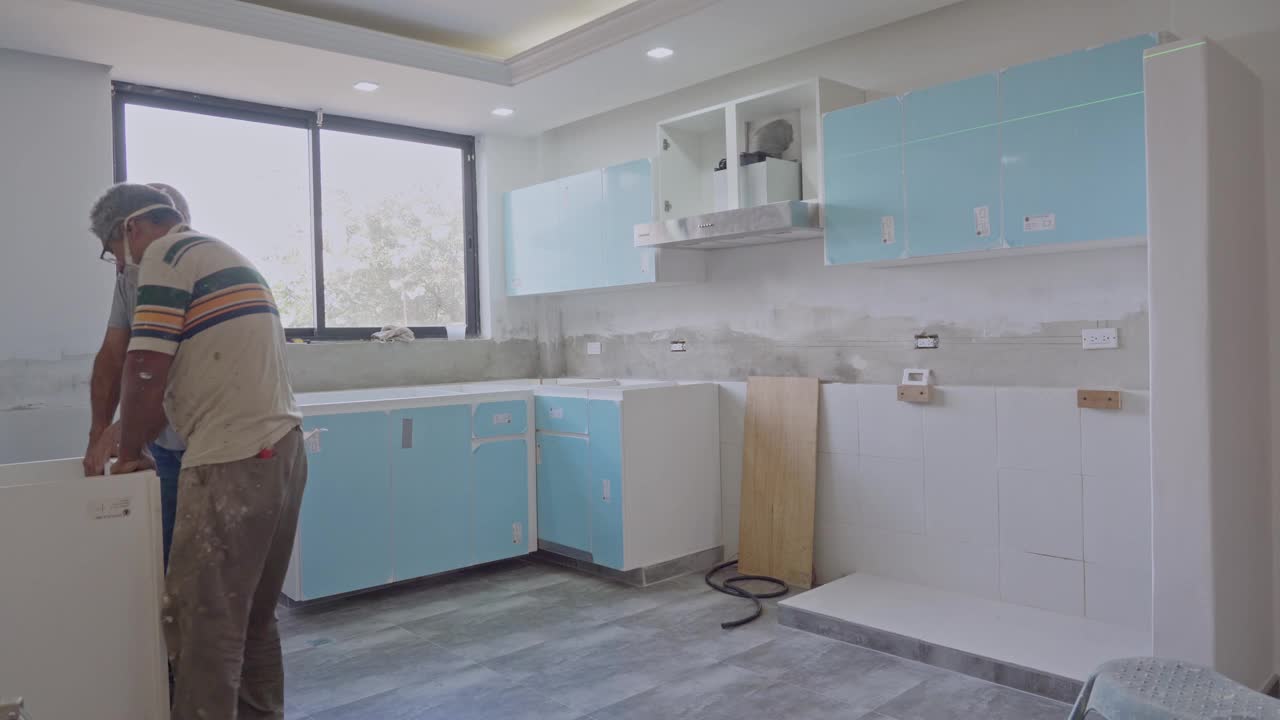 西班牙裔木匠安装橱柜在自己的房子厨房改造。视频下载