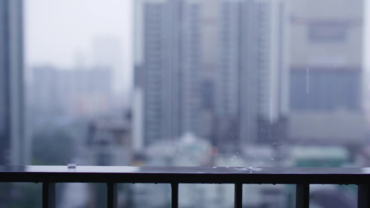 降雨在阳台上方城市背景抽象视频素材
