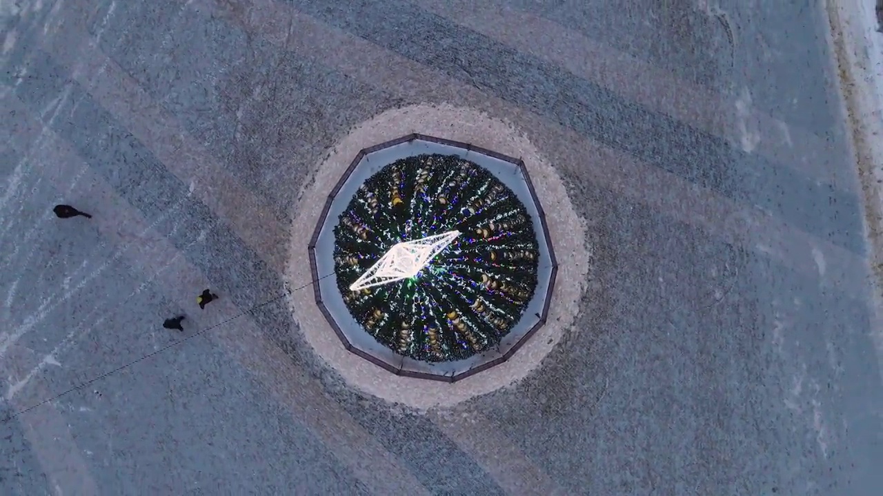 从多伦河畔看，圣诞树上挂着发光的花环和一颗星星。视频下载