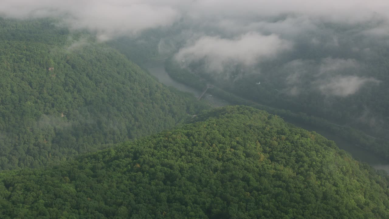 云和森林的鸟瞰图，在弗吉尼亚州的蓝岭山脉。从直升机上用Cineflex万向节和RED 8K相机拍摄。视频下载