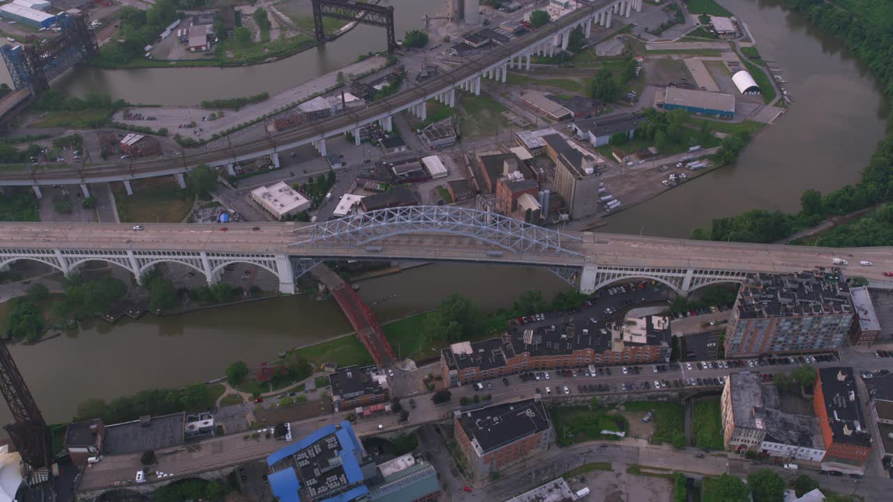俄亥俄州克利夫兰- 2019左右。克利夫兰大桥日出的鸟瞰图。从直升机上用Cineflex万向节和RED 8K相机拍摄。视频下载