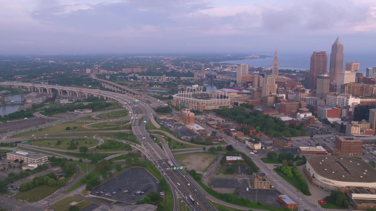 俄亥俄州克利夫兰- 2019左右。克利夫兰日出的鸟瞰图。从直升机上用Cineflex万向节和RED 8K相机拍摄。视频下载