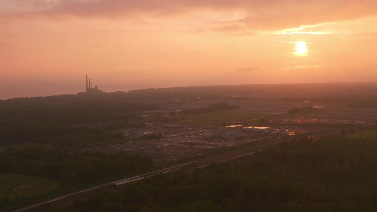 俄亥俄州克利夫兰- 2019左右。克利夫兰日出的鸟瞰图。从直升机上用Cineflex万向节和RED 8K相机拍摄。视频下载