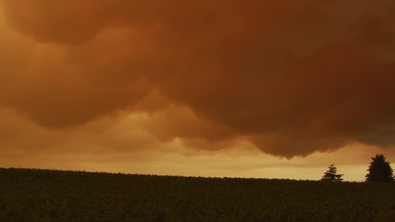 俄勒冈州2020年左右:由于野火产生的烟雾，天空呈现暗橙色。视频下载