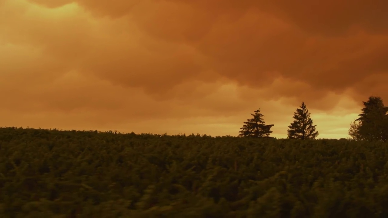 俄勒冈州2020年左右:由于野火产生的烟雾，天空呈现暗橙色。视频下载