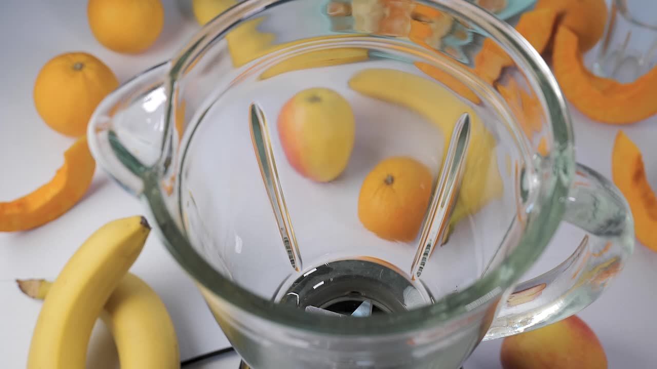 水果掉进了搅拌机视频素材