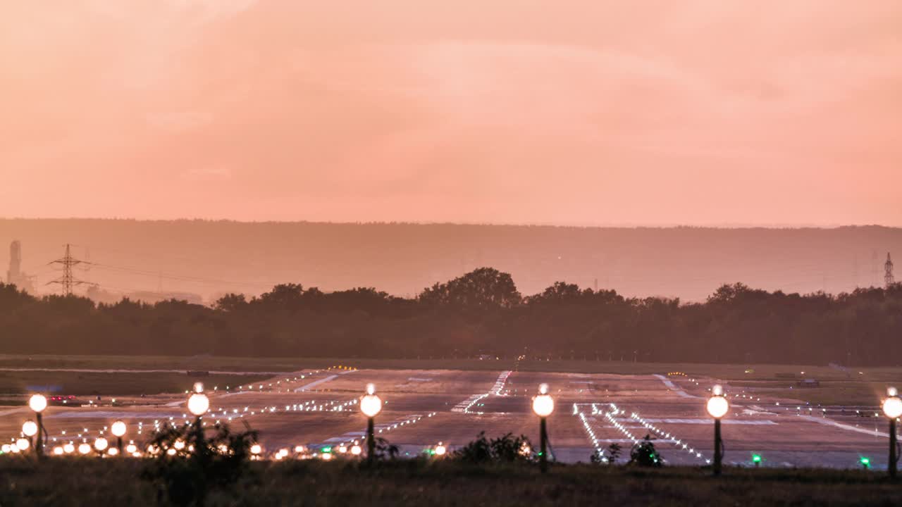 日落时飞机降落在机场跑道上视频购买
