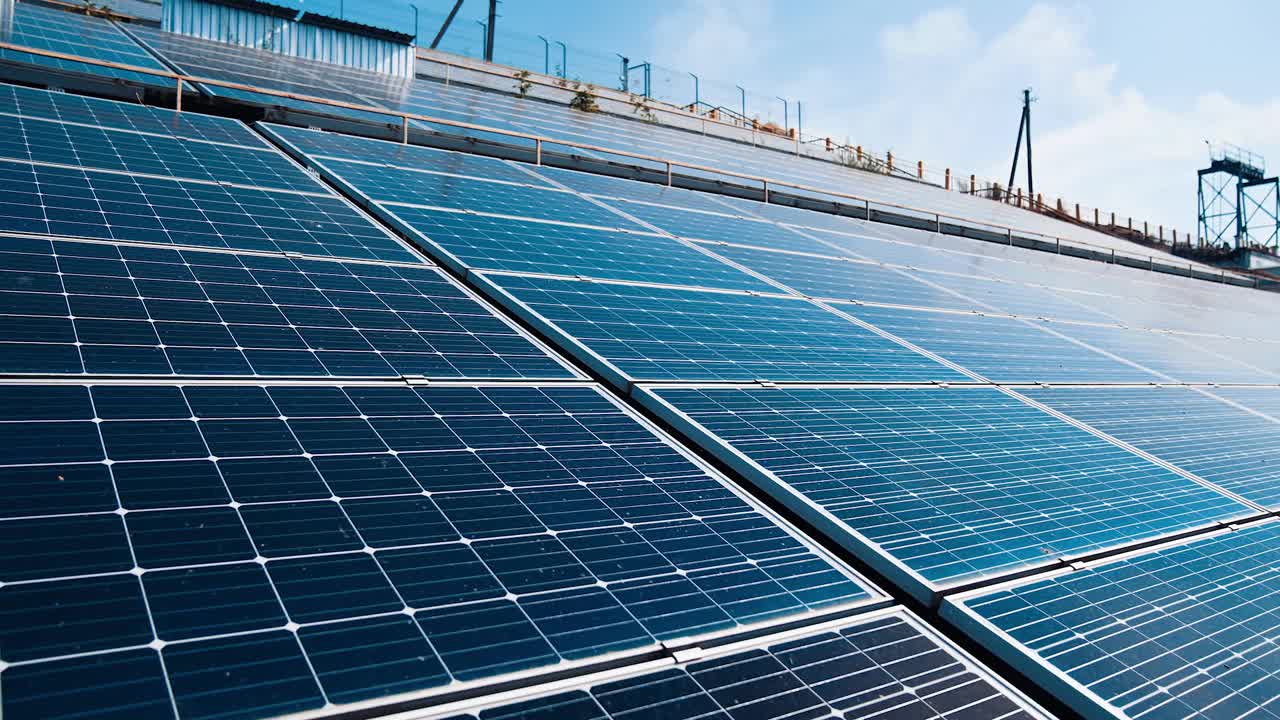 阳光下的光伏板。配备蓝色阳光电池的现代太阳能发电厂。可再生清洁能源。创新的电力站。视频素材