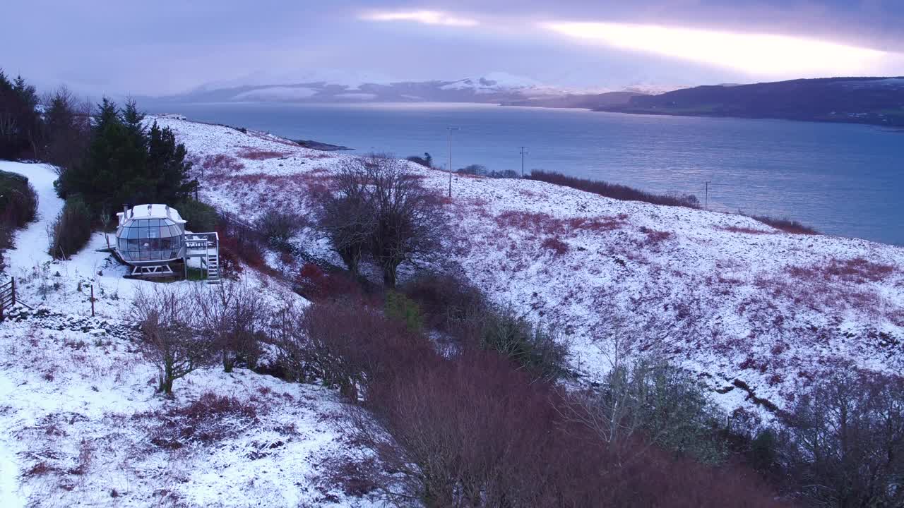 AERIAL——苏格兰冬季雪地里的当代铝制住宅视频下载